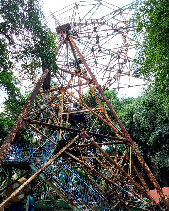 Vòng xoay đang được tháo dỡ từng phần