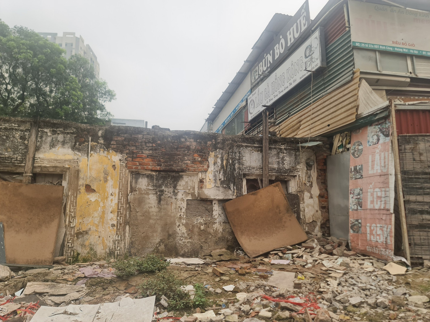 Được biết, từ năm 2014, dự án đầu tư xây dựng đường Vành đai 2,5 đoạn từ Đầm Hồng đến Quốc lộ 1A, quận Hoàng Mai được thực hiện theo hợp đồng BT (xây dựng - chuyển giao). Theo thỏa thuận hợp đồng thì chủ đầu tư là liên danh Công ty CP Kinh doanh phát triển nhà và đô thị Hà Nội và Công ty Xây dựng công trình Hoàng Hà (Công ty Hoàng Hà) tiến hành thực hiện 2,1km đường, đổi lại chủ đầu tư sẽ được giao khu đất rộng khoảng 135,8ha để làm Khu đô thị mới Đại Kim - Định Công.