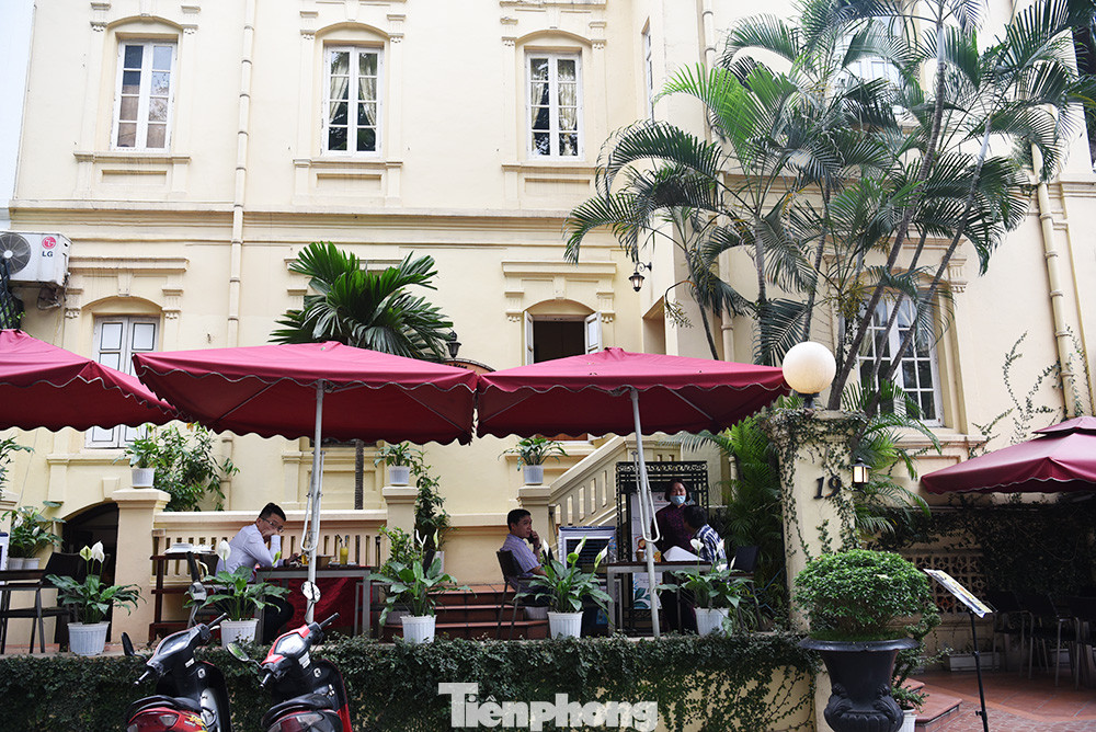 Vị trí sử dụng, hè phố nằm trong phạm vi mặt tiền của toà nhà kết nối với không gian tầng 1 và sát tường nhà với chiều rộng được tạm sử dụng là 1,5-2 m. Thời gian cấp phép sử dụng tạm thời hè phố là 6 tháng/lần với giá 45.000 đồng/m2/tháng.