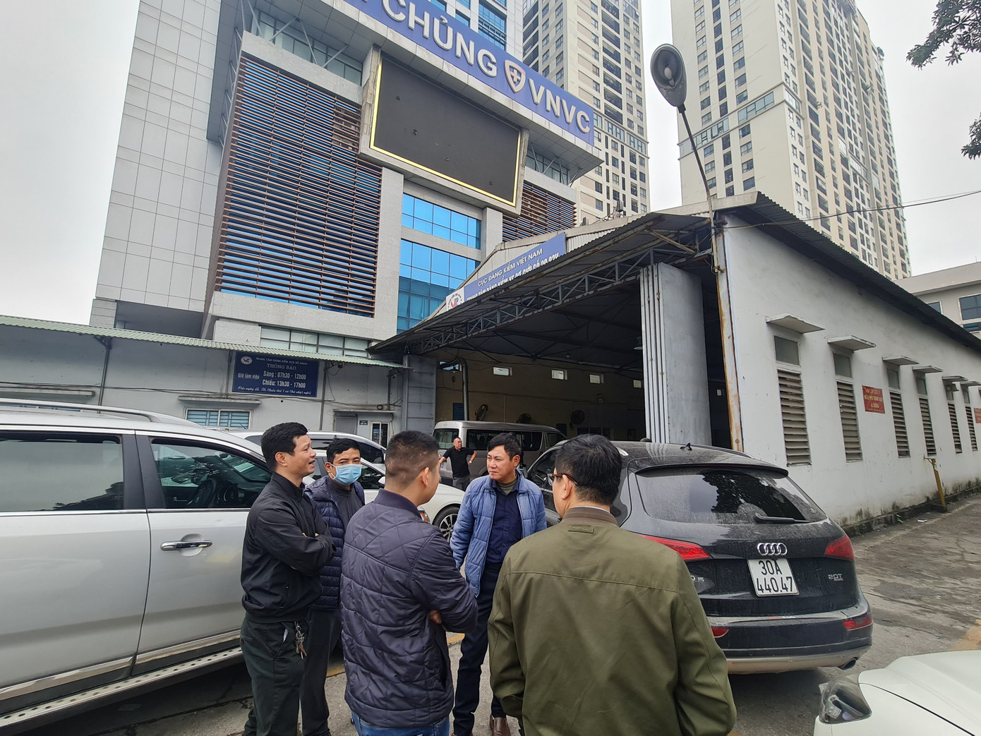 Nhiều người cùng chung bức xúc vì phải nghỉ làm cả ngày, vạ vật ăn ngủ trên xe mà vẫn chưa đăng kiểm xong