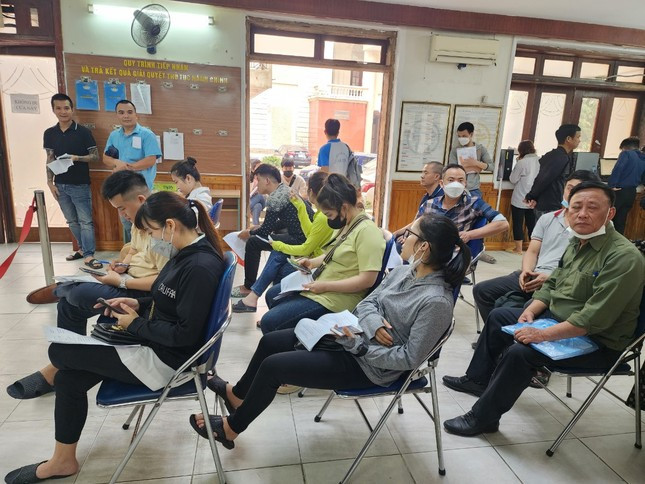Người dân xếp hàng chờ xin cấp phiếu lý lịch tư pháp tại Hà Nội.
