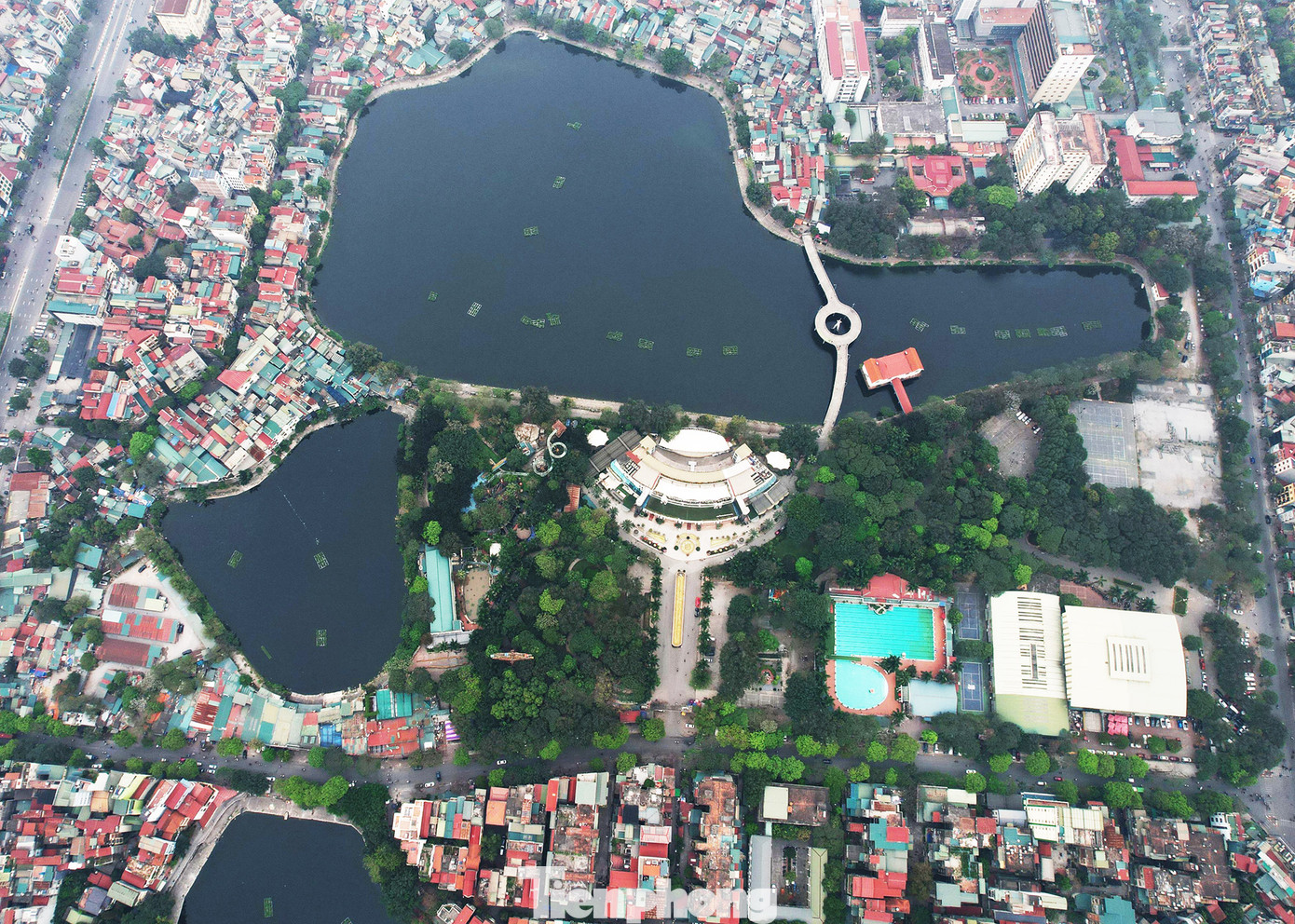 Dự án Công viên Tuổi trẻ thủ đô (Công viên Tuổi trẻ) được UBND TP Hà Nội phê duyệt với quy mô rộng 26,4 ha, chi tiết tỷ lệ 1/500 từ năm 2000, tổng mức đầu tư phê duyệt năm 2002 là 282 tỉ đồng, với mục tiêu phục vụ nhu cầu vui chơi, giải trí... của nhân dân. Tuy nhiên, sau đó, khu vực này xảy ra tình trạng xây dựng trái phép, lấn chiếm; các hạng mục công trình dở dang.