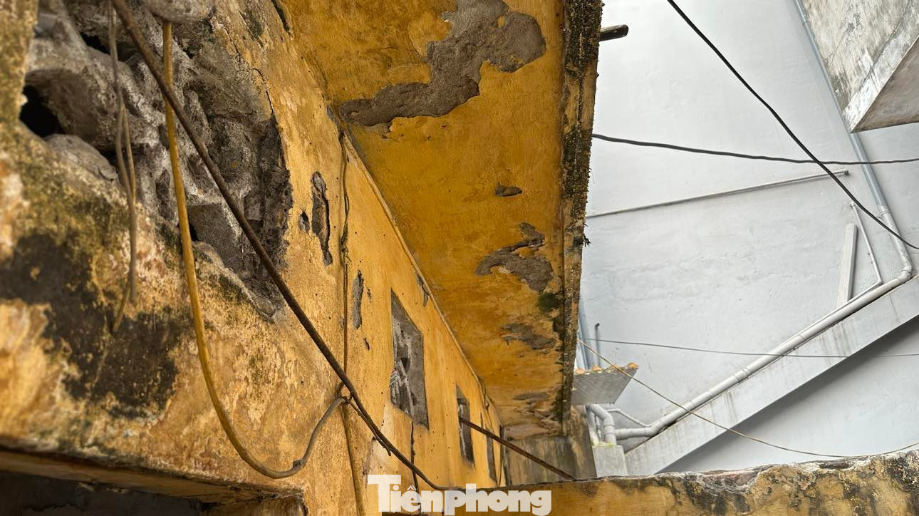 Vì thế các nhà vệ sinh công cộng gạch trong ngõ thường bị xuống cấp, không được duy trì thường xuyên