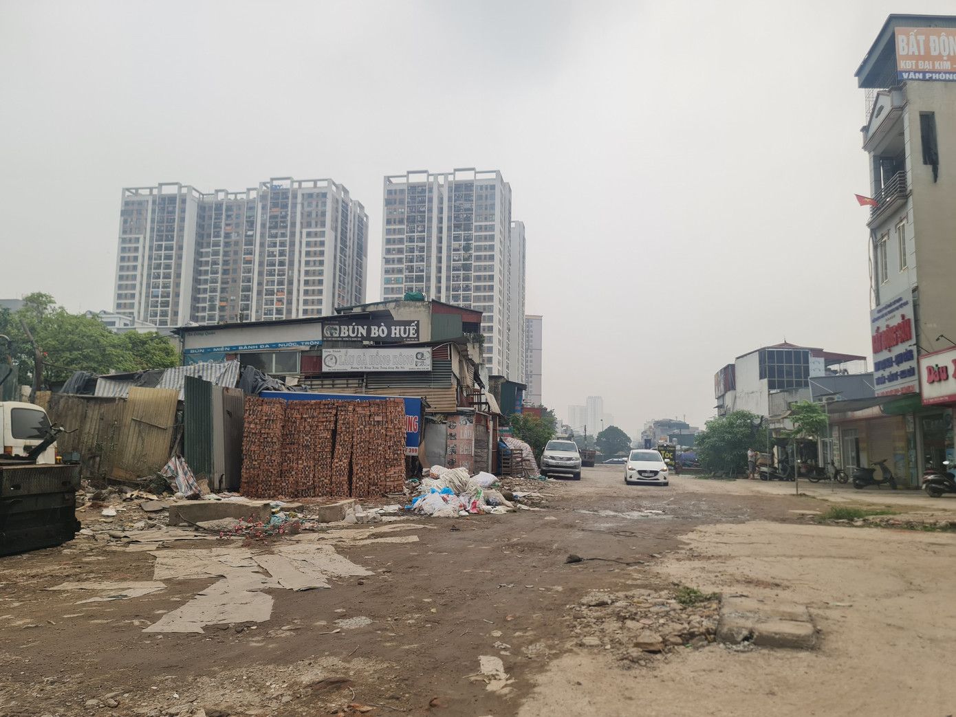 Với đất dự án đối ứng để xây dựng Khu đô thị mới Đại Kim - Định Công vừa nêu, dù chủ đầu tư chưa được UBND thành phố giao đất nhưng đã được Công ty Hoàng Hà rao bán rầm rộ nhiều năm nay. Hàng chục nhà đầu tư đã phản ánh, thậm chí có đơn tố cáo chủ đầu tư lừa đảo chiếm đoạt tài sản.