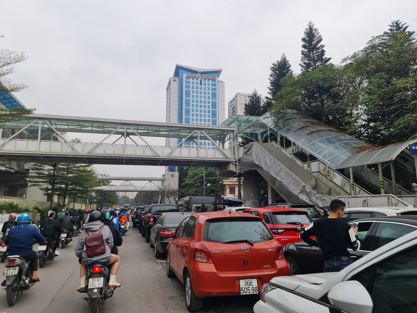 Ghi nhận của PV Tiền Phong tại Trung tâm đăng kiểm 2903V - Đại học Giao thông vận tải lúc 12h trưa 11/1, xe ô tô xếp 3 hàng kéo dài từ trung tâm đến ngã 4 Đường Láng.