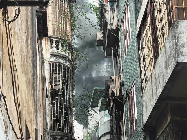 Vụ cháy trong ngõ Thổ Quan (quận Đống Đa) sáng 8/7 khiến 3 người tử vong. Ảnh: Thanh Hà