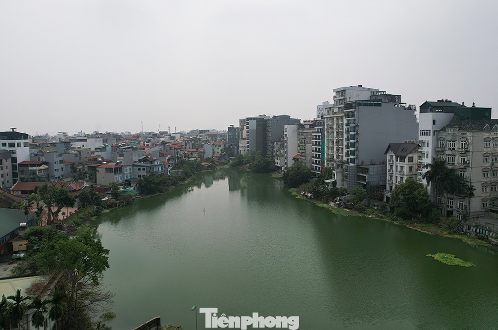 Được biết, hơn chục năm qua, khu dân cư gần hồ Tứ Liên (từ ngõ 91 tới ngõ 139 Âu Cơ, phường Tứ Liên) là "rốn ngập" của quận Tây Hồ do nằm ở vùng trũng nhất, kẹt giữa đê Âu Cơ và đường Xuân Diệu.