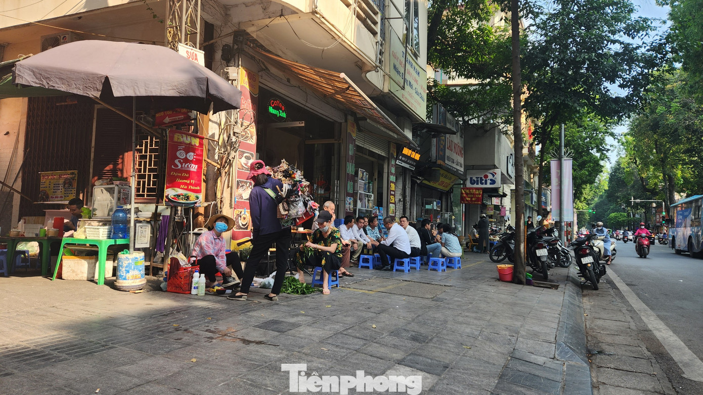 Đây là tuyến phố đông đúc của quận Hai Bà Trưng, dọc tuyến có nhiều hàng quán kinh doanh sôi động