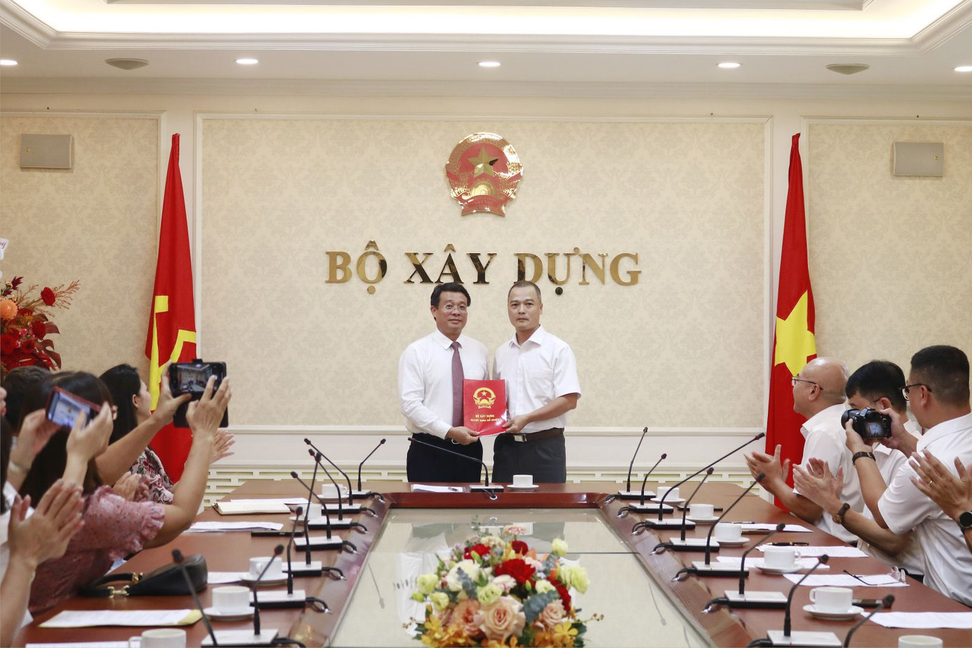 Thứ trưởng Bùi Hồng Minh trao quyết định bổ nhiệm Phó Tổng biên tập Tạp chí Xây dựng cho nhà báo Lý Ngọc Thanh. Thứ trưởng Bùi Hồng Minh trao quyết định bổ nhiệm Phó Tổng biên tập Tạp chí Xây dựng cho nhà báo Lý Ngọc Thanh.