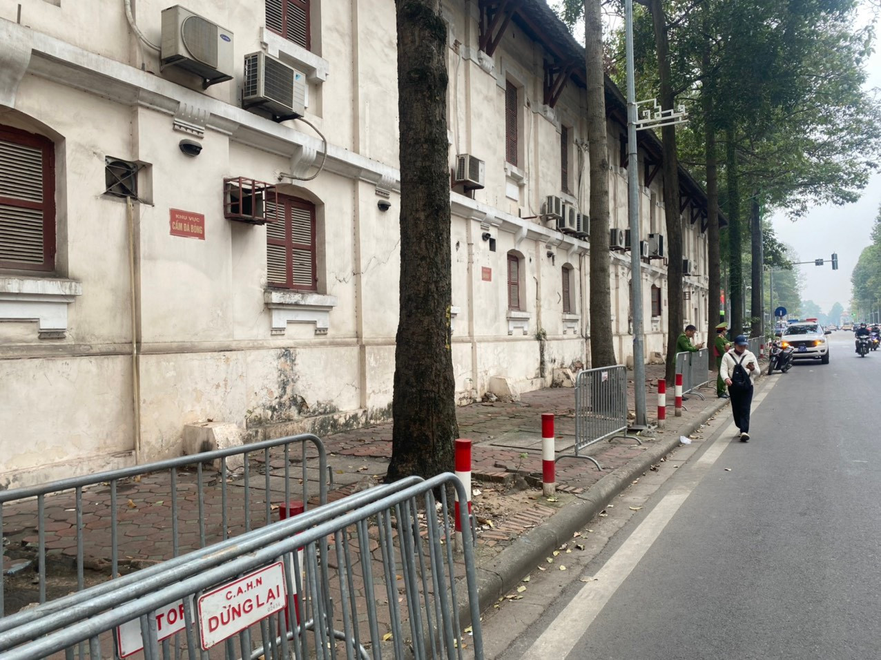 Sau khi xử lý, công an phường đã đặt barrie ngăn ô tô lên vỉa hè. Đại diện UBND phường Điện Biên cho biết, để dẹp bãi xe trái phép trên vỉa hè Hùng Vương, phường đề xuất UBND quận xem xét đề nghị Sở GTVT cấp phép bãi trông giữ xe trước Trung tâm Hội nghị (35-37 Hùng Vương). Sau khi có đơn vị trông giữ xe, việc xử lý bãi xe trái phép sẽ thực hiện được triệt để.