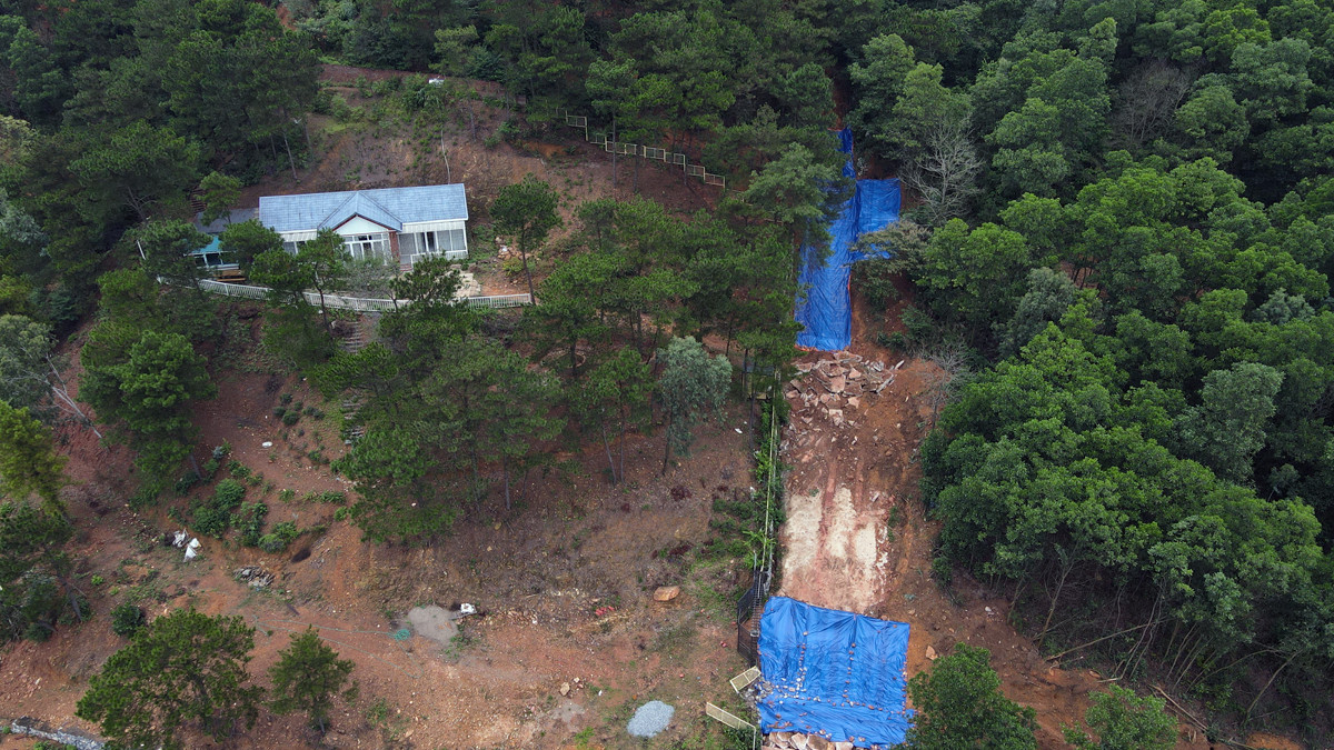 Hiện trường vụ sạt lở đất khu vực hồ Ban Tiện, xã Minh Phú, huyện Sóc Sơn, Hà Nội Hiện trường vụ sạt lở đất khu vực hồ Ban Tiện, xã Minh Phú, huyện Sóc Sơn, Hà Nội