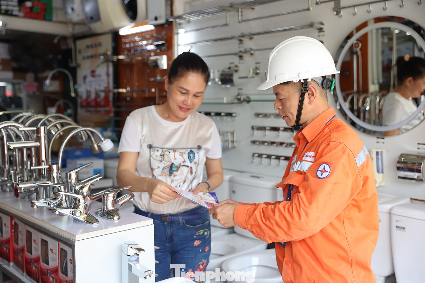 Mỗi cửa hàng kinh doanh đều được vận động tắt các thiết bị không cần thiết như bảng biển quảng cáo.