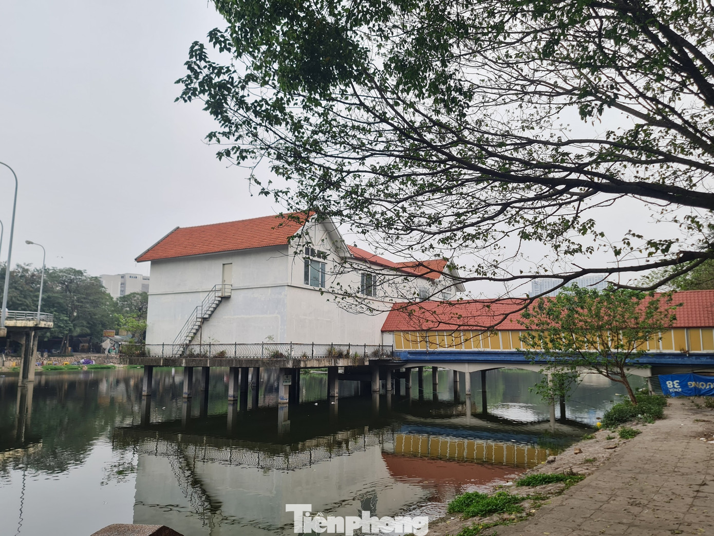 Khu nhà nổi được cấp phép 1 tầng nhưng tự ý xây dựng 2 tầng