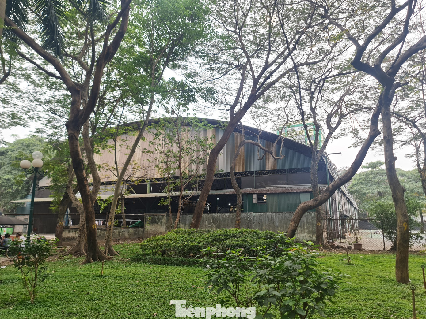 Sân tennis trong nhà cũng nằm trong đợt xử lý lần này