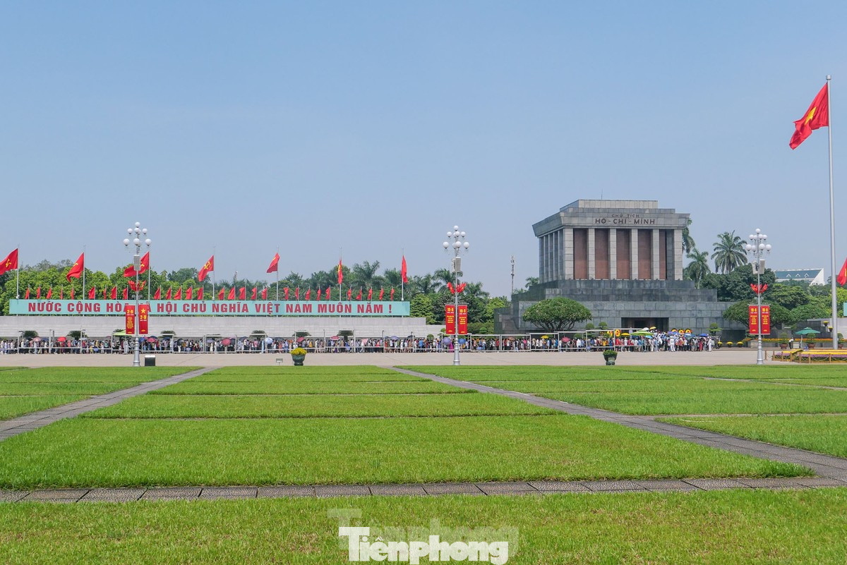 Hàng đoàn người viếng thăm Lăng Bác dịp 2/9. Ảnh: Duy Phạm