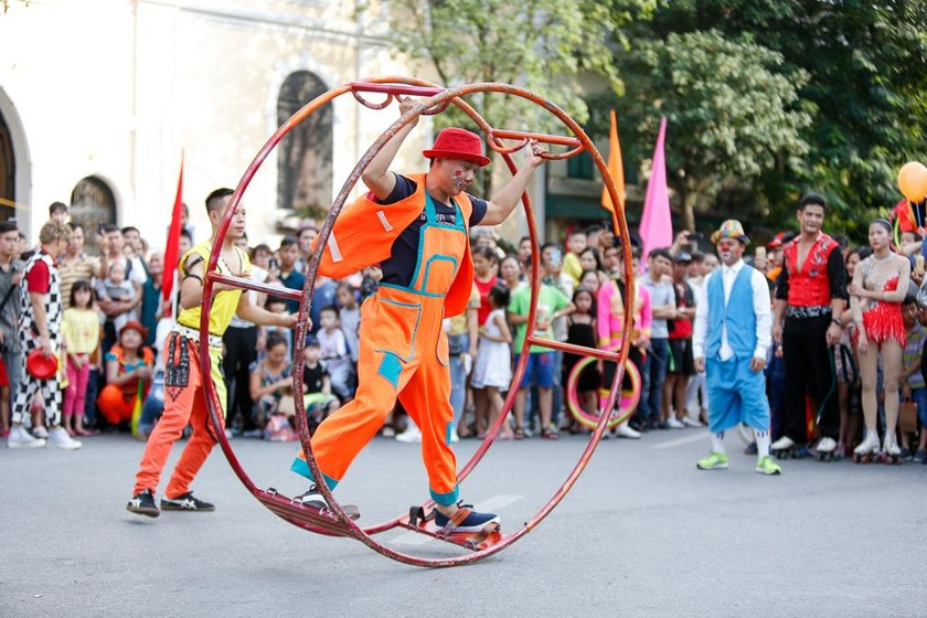 Biểu diễn nghệ thuật trên không gian đi bộ hồ Hoàn Kiếm và phụ cận.