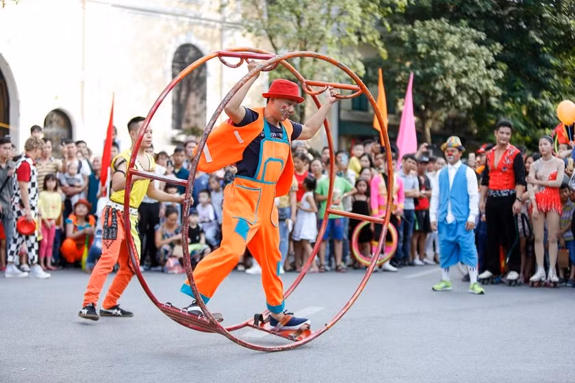 Biểu diễn nghệ thuật trên không gian đi bộ hồ Hoàn Kiếm và phụ cận.