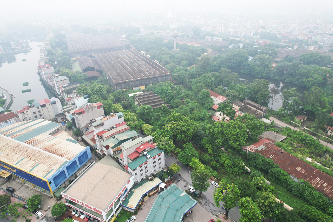 Nhà máy có diện tích 20 ha, thuộc quyền quản lý của Chi nhánh Tổng Công ty Đường sắt Việt Nam - Liên hiệp sức kéo đường sắt.