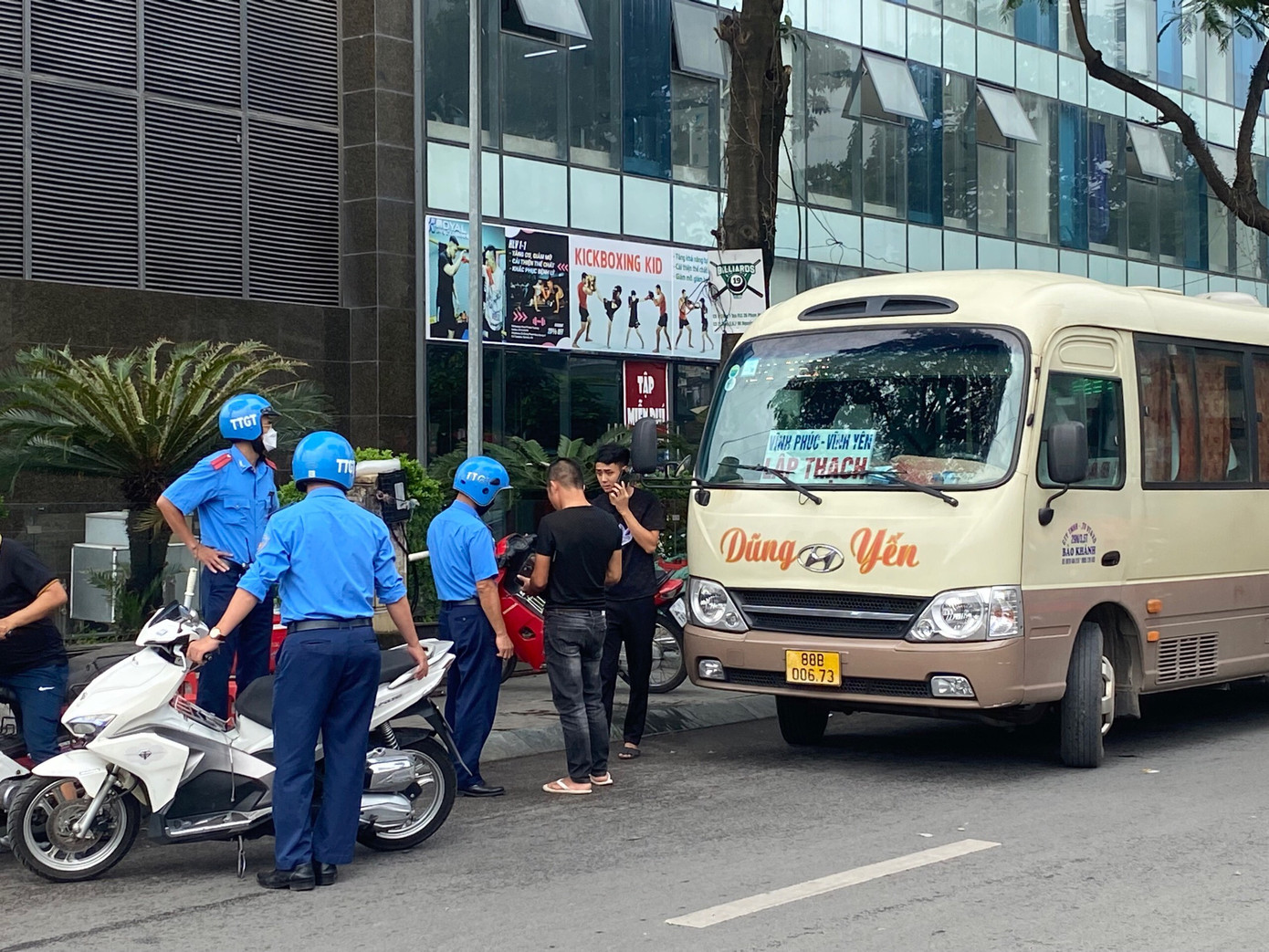 Ông Quách Hồng Sơn, Phó đội trưởng Đội Thanh tra giao thông vận tải quận Nam Từ Liêm cho biết, trong dịp nghỉ lễ Quốc khánh 2/9 năm nay thời gian nghỉ lễ nhiều ngày. Nắm bắt nhu cầu đi lại của người dân đi nghỉ, về quê trước và sau kỳ nghỉ lễ là rất lớn, đơn vị chủ động lên kế hoạch, phương án bố trí lực lượng ứng trực 100% quân số phối hợp với các lực lượng chức năng quận Nam Từ Liêm, nhất là Đội CSGT đường bộ số 6 và công an các phường sở tại đảm bảo giao thông người dân đi lại thuận tiện.