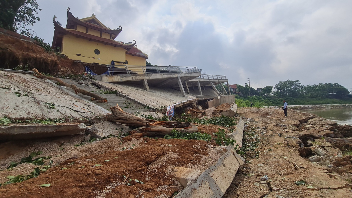 Hiện trường vụ sạt lở kè. Ảnh: Hồng Hà