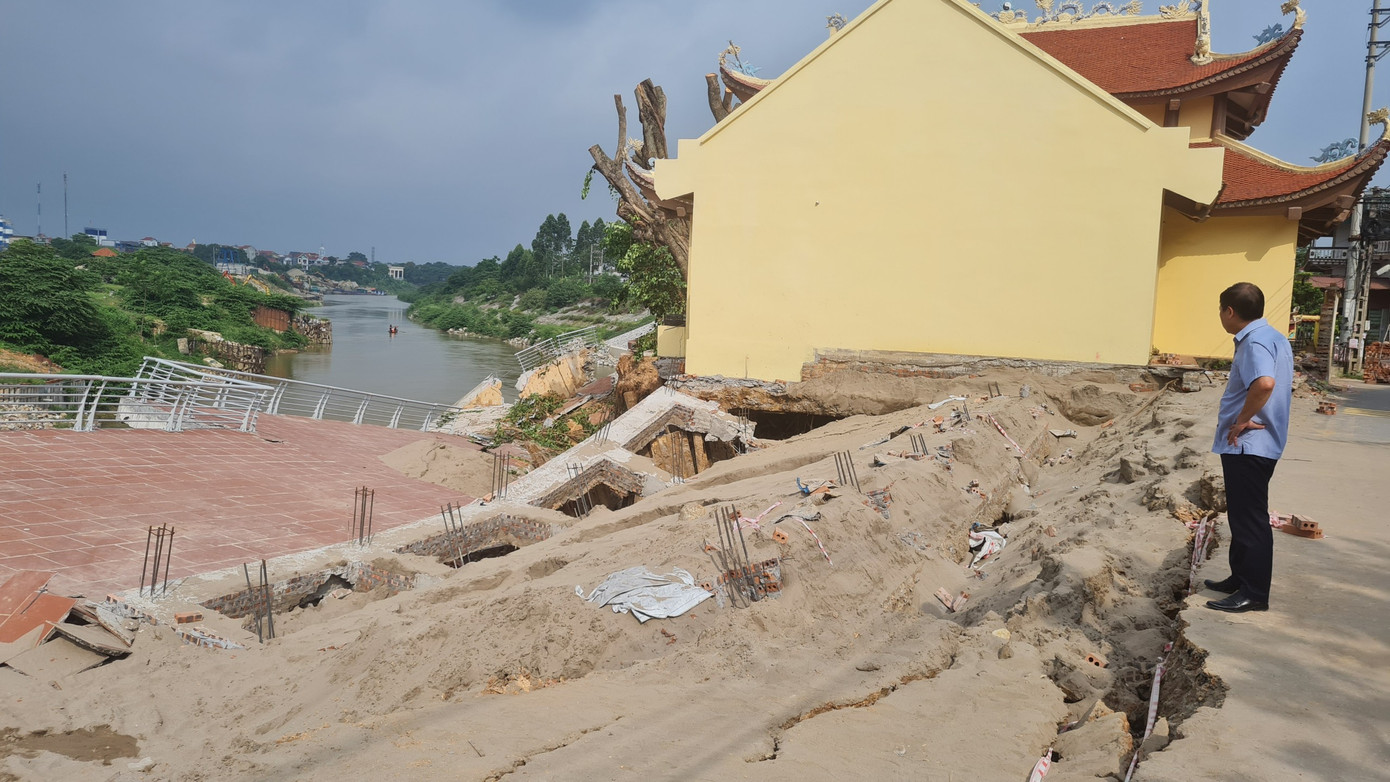 Hiện các pho tượng, bàn ghế… tại đền Mẫu đã được di chuyển đến nơi bảo quản an toàn. Ảnh Hồng Hà