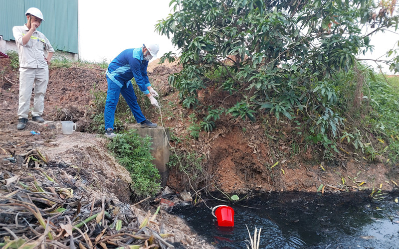 Lấy mẫu, xét nghiệm nguồn nước thải từ Công ty CP Prime Vĩnh Phúc. Ảnh: Bảo Nguyên. Lấy mẫu, xét nghiệm nguồn nước thải từ Công ty CP Prime Vĩnh Phúc. Ảnh: Bảo Nguyên.