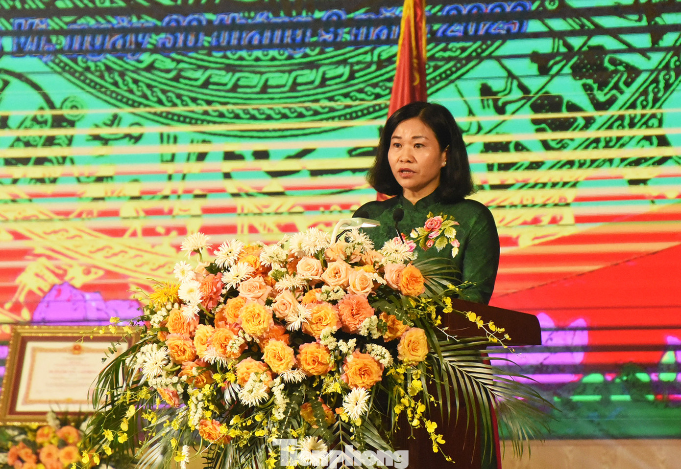 Bà Nguyễn Thị Tuyến, Phó Bí thư Thường trực Thành uỷ Hà Nội chúc mừng, biểu dương sự nỗ lực, phấn đấu trong xây dựng nông thôn mới của Đảng bộ, chính quyền và nhân dân huyện Ba Vì