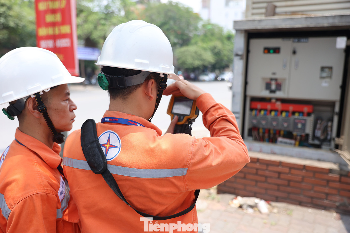 Công nhân điện lực kiểm tra một trạm biến áp đối diện Bệnh viện Thanh Nhàn (phường Thanh Nhàn, quận Hai Bà Trưng).