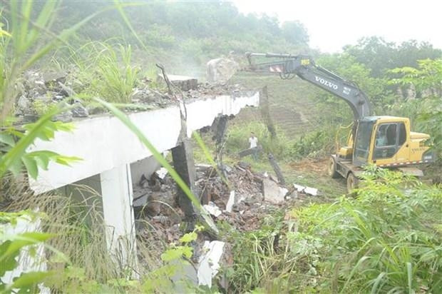 Máy xúc được huy động phục vụ cưỡng chế Máy xúc được huy động phục vụ cưỡng chế