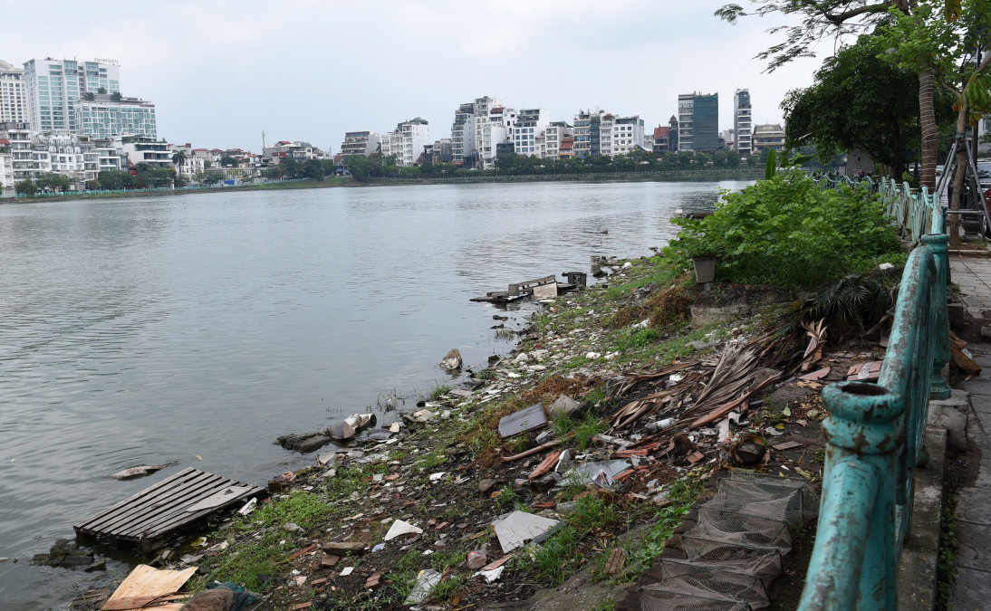 Một bãi nổi ven hồ Tây khiến bộ mặt hồ nhếch nhác