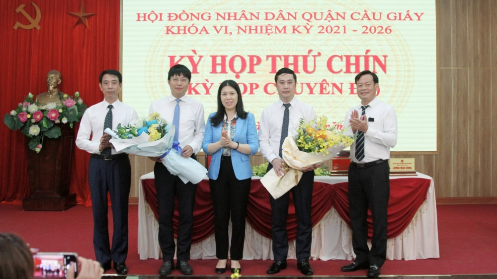 Thường vụ Quận ủy Cầu Giấy chúc mừng hai cán bộ nhận nhiệm vụ mới. Ảnh: Hà Phong