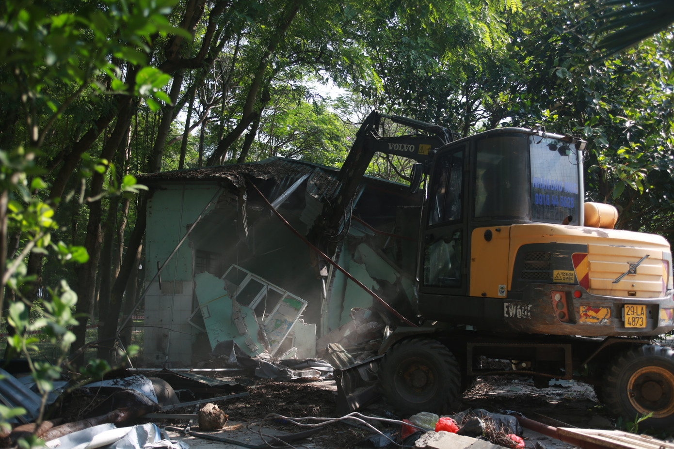 Nhà dịch vụ sân bóng đá bị phá dỡ Nhà dịch vụ sân bóng đá bị phá dỡ