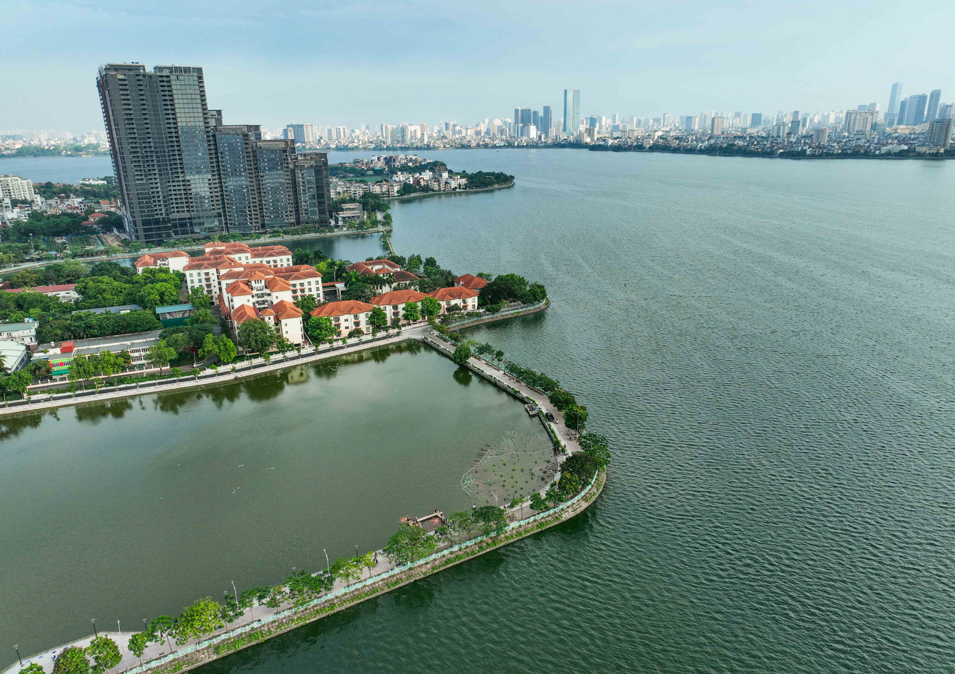 Biết đến hồ cá koi qua giới thiệu của một người bạn, chị Đỗ Thị Phương đã cùng hai người bạn của mình dành thời gian để thử trải nghiệm mới lạ này.