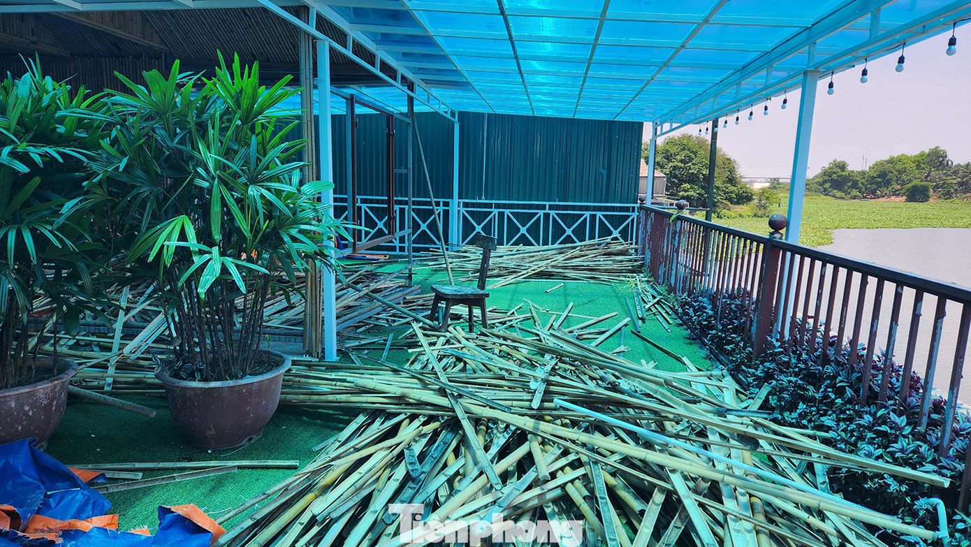 Một công trình ven sông đang được tháo dỡ.