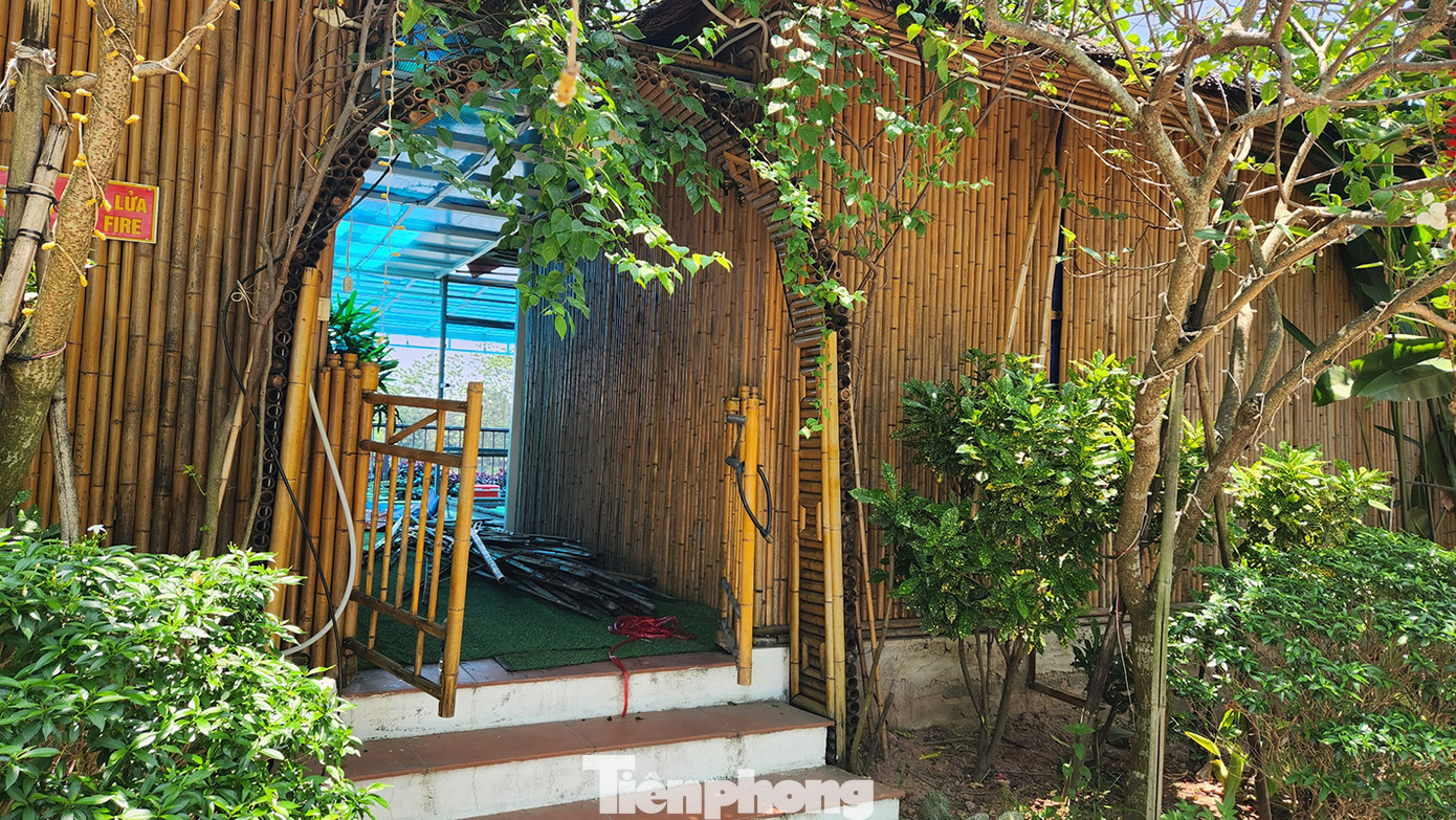 Trước đó, tại phiên chất vấn HĐND TP Hà Nội ngày 12/5, HĐND TP dẫn chứng về dự án trồng hoa cây cảnh tại xã Hiệp Thuận, huyện Phúc Thọ của Công ty TNHH Du lịch và Thương mại Hoa Bay, triển khai năm 2017 trên diện tích khoảng 1 ha. Song đến nay, dự án này đã biến thành khu du lịch sinh thái, đặt tên là Vườn sinh thái Phúc Thọ Hoa Bay, trái với mục đích sử dụng đất được phê duyệt.