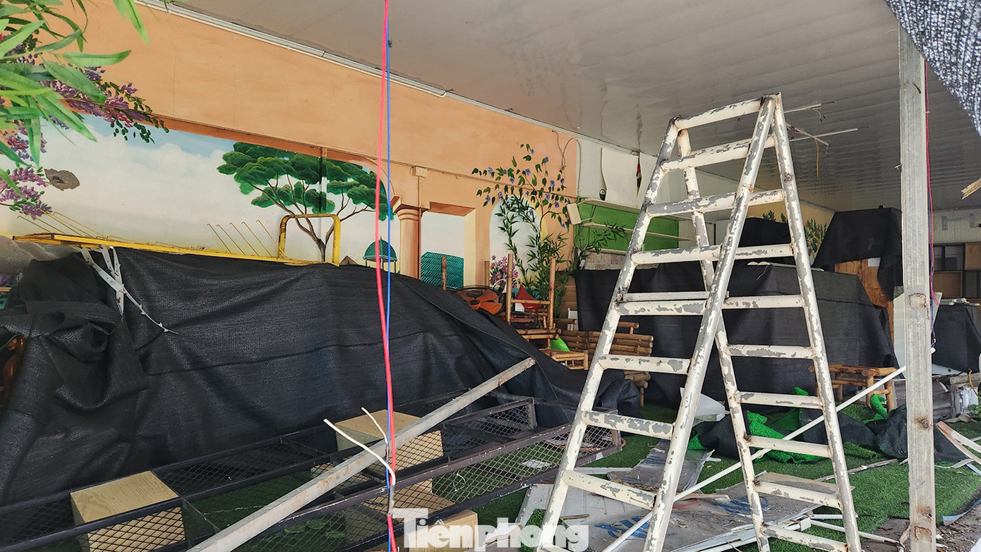 Ông Nguyễn Đình Sơn, Phó Chủ tịch UBND huyện Phúc Thọ cho biết, sau khi HĐND TP Hà Nội nêu tên dự án Hoa Bay, huyện đã yêu cầu chủ đầu tư trước ngày 20/5 phải tháo dỡ xong toàn bộ các hạng mục công trình trên đất thủy lợi, bãi.