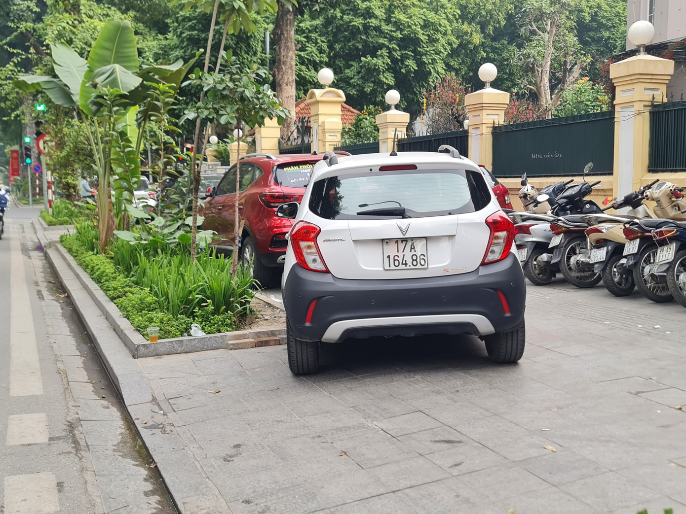 Loạt ô tô gửi "kèm" với xe máy tại vỉa hè phố Chu Văn An - đối diện cổng chính Bệnh viện đa khoa Xanh Pôn.