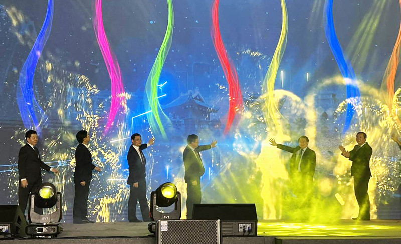 Các đại biểu thực hiện nghi lễ khởi động hành trình du lịch văn hóa, lịch sử chùa Thầy. Ảnh: Hoàng Sơn.