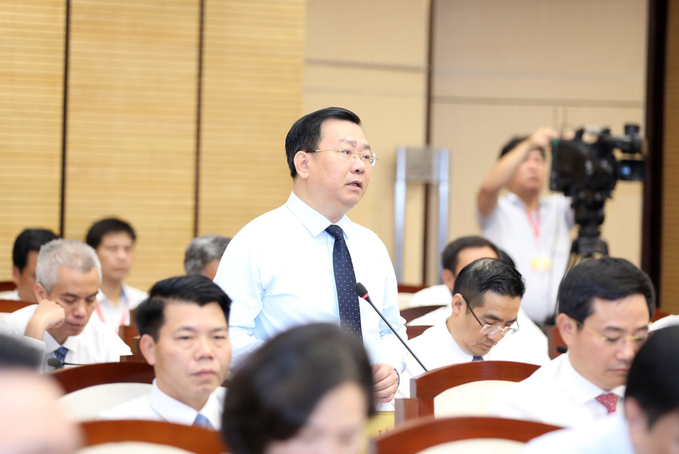 Giám đốc Sở Xây dựng Hà Nội Võ Nguyên Phong trả lời chất vấn của các đại biểu Giám đốc Sở Xây dựng Hà Nội Võ Nguyên Phong trả lời chất vấn của các đại biểu