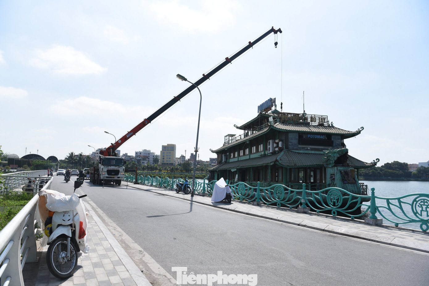 Ngày 2/7, đại diện UBND quận Tây Hồ cho biết, thực hiện chỉ đạo của UBND TP Hà Nội, UBND quận Tây Hồ đã thực hiện tổ chức tháo dỡ, di dời phương tiện thủy cuối cùng ra khỏi Hồ Tây.