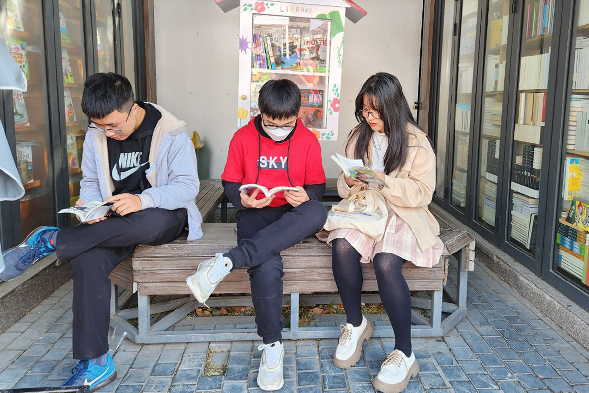 Sáng 1/1/2023, Phố sách cuối tuần thu hút đông đảo người dân đến trải nghiệm, đọc sách