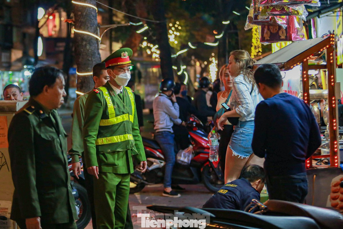 Cơ quan chức năng ra quân xử lý tình trạng chiếm vỉa hè trên địa bàn quận Hoàn Kiếm. Ảnh: Duy Phạm Cơ quan chức năng ra quân xử lý tình trạng chiếm vỉa hè trên địa bàn quận Hoàn Kiếm. Ảnh: Duy Phạm