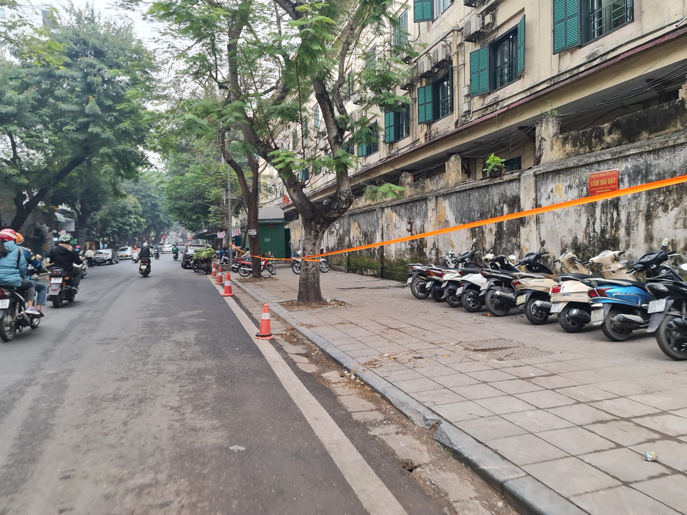 Tại phố Quán Sứ, vỉa hè đã thông thoáng sau khi UBND quận Hoàn Kiếm rút giấy phép trông giữ ô tô tại đây