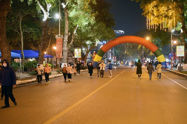 Không gian đi bộ hồ Thiền Quang tại quận Hai Bà Trưng