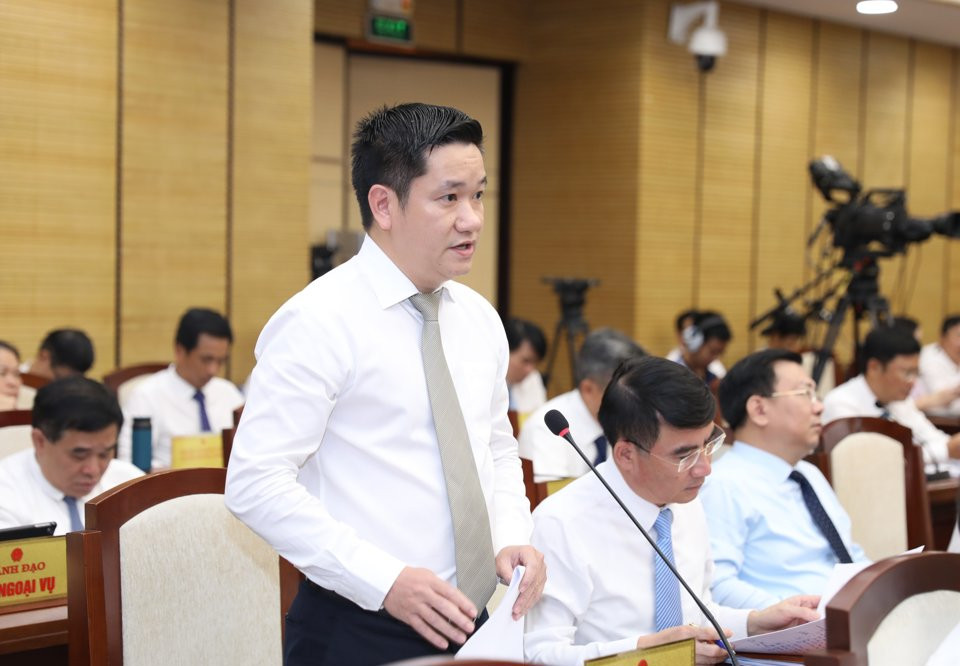 Giám đốc Sở TNMT Hà Nội Nguyễn Huy Cường trả lời chất vấn Giám đốc Sở TNMT Hà Nội Nguyễn Huy Cường trả lời chất vấn