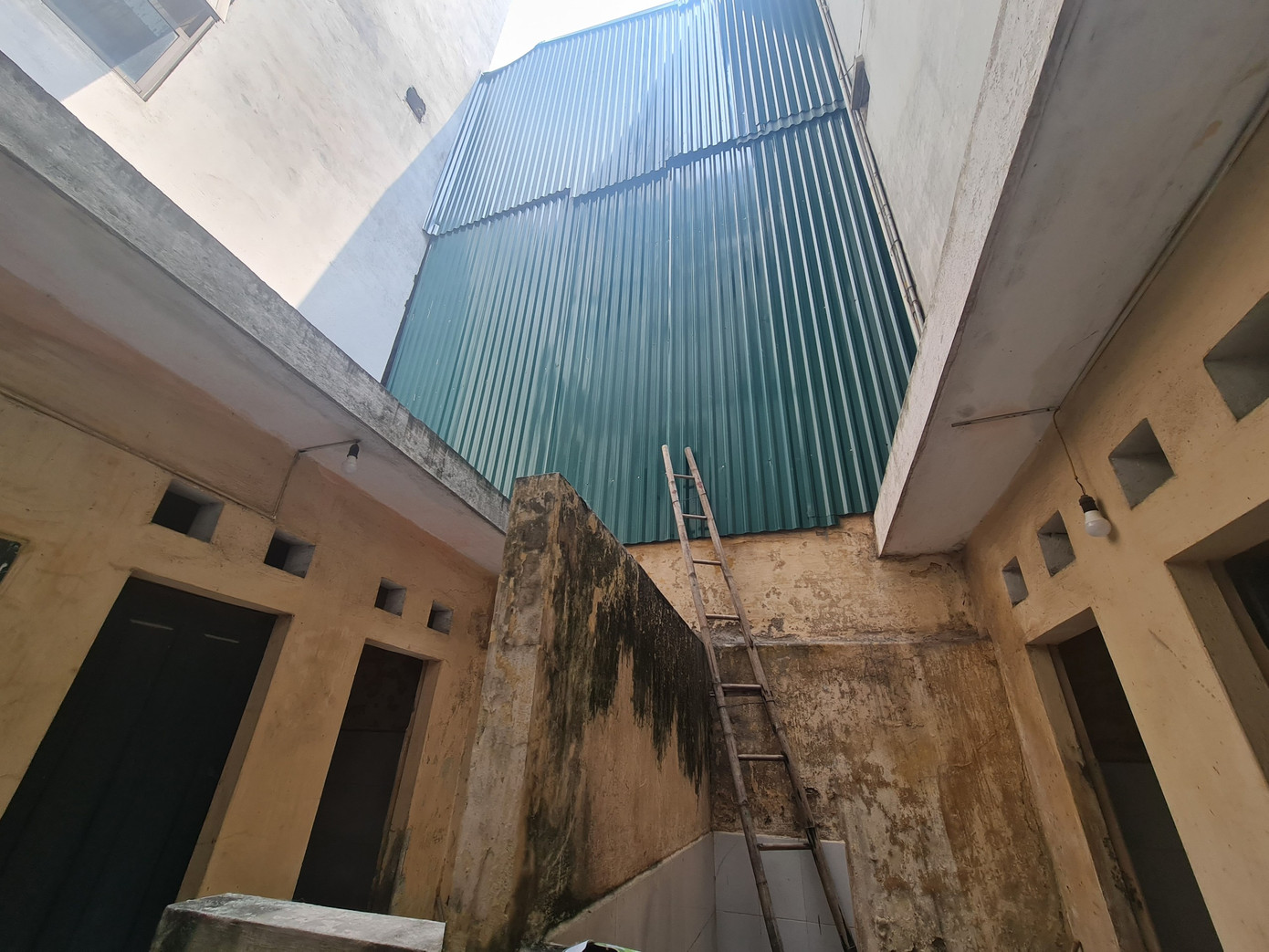 Xung quanh nhà vệ sinh công cộng này cũng đang bị lấn chiếm.