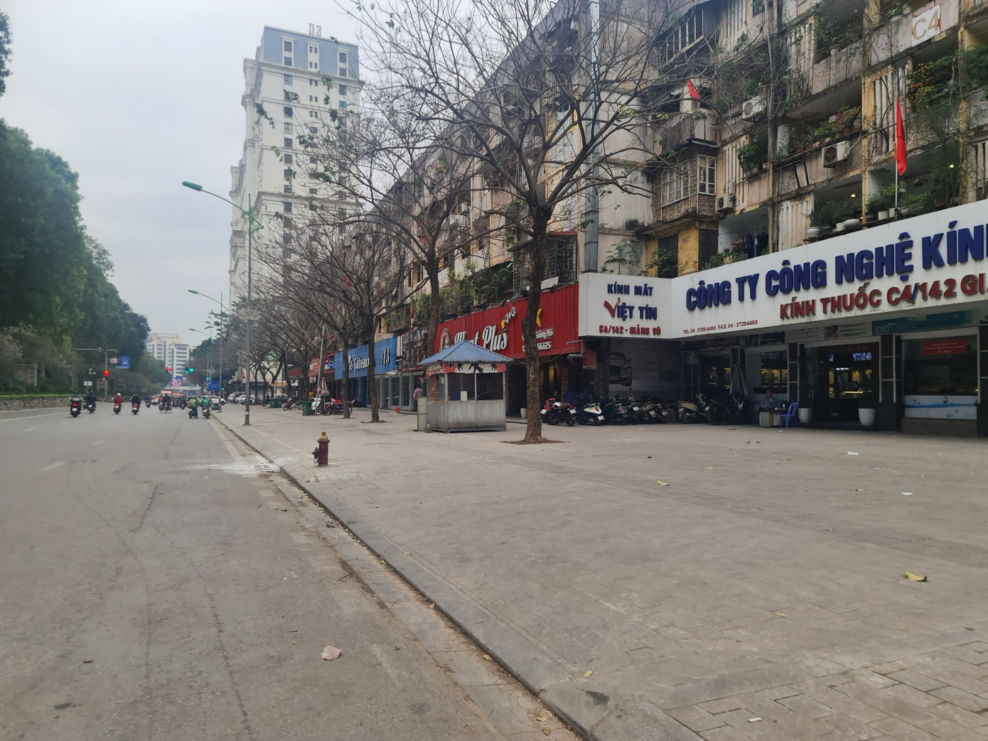 Ghi nhận tại phố Giảng Võ (quận Ba Đình) - nơi vốn trước đây ngập xe ô tô trên vỉa hè, đến nay đã trở nên thông thoáng. Các biển báo trông giữ xe ôtô đã được tháo dỡ hoặc che lại. Ông Phan Bá Mạnh (phường Giảng Võ) cho biết, ông thấy bất ngờ vì chưa khi nào phố phường thông thoáng như vậy. “Bãi xe ôtô ở Giảng Võ đã tồn tại nhiều năm. Nhưng nay bị dẹp bỏ khiến nhiều người dân bất ngờ, vì cả đoạn vỉa hè rộng giờ có thể đi lại thoải mái”, ông Mạnh chia sẻ.