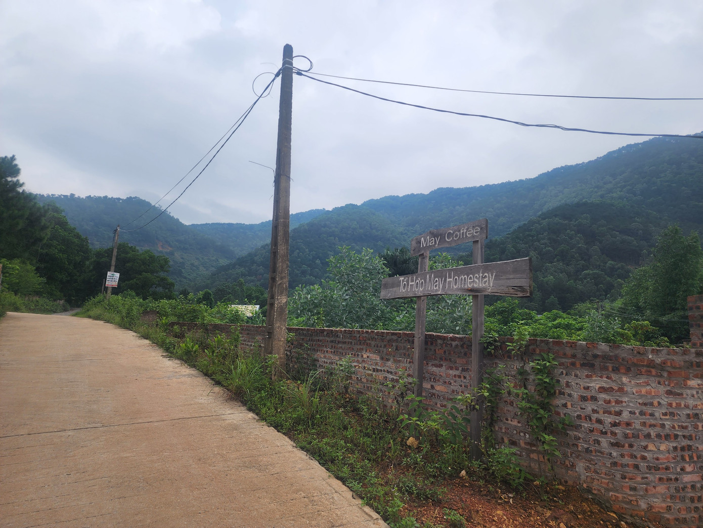 Tổ hợp May Homestay nằm giữa rừng. Lãnh đạo xã Minh Phú cho biết, công trình này xây dựng trên đất rừng, xã đã lập hồ sơ báo cáo UBND huyện và sẽ có hướng xử lý trong thời gian tới