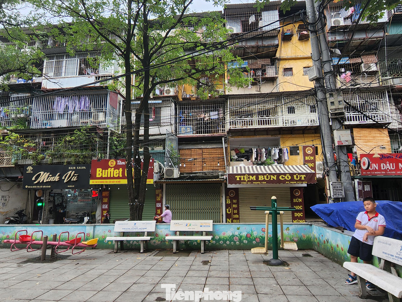 Tương tự, phía bên nhà A10, A11, theo người dân, khoảng năm 2013 có doanh nghiệp đến, thăm dò ý kiến người dân về dự án xây dựng chung cư mới, đưa ra hệ số đền bù 1.5, nhưng cư dân không đồng thuận