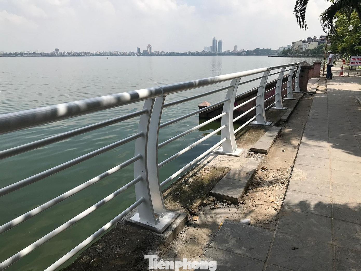 Hồ Tây sẽ được lên phương án thay thế lan can mới trong năm 2023. Ảnh: Trường Phong Hồ Tây sẽ được lên phương án thay thế lan can mới trong năm 2023. Ảnh: Trường Phong